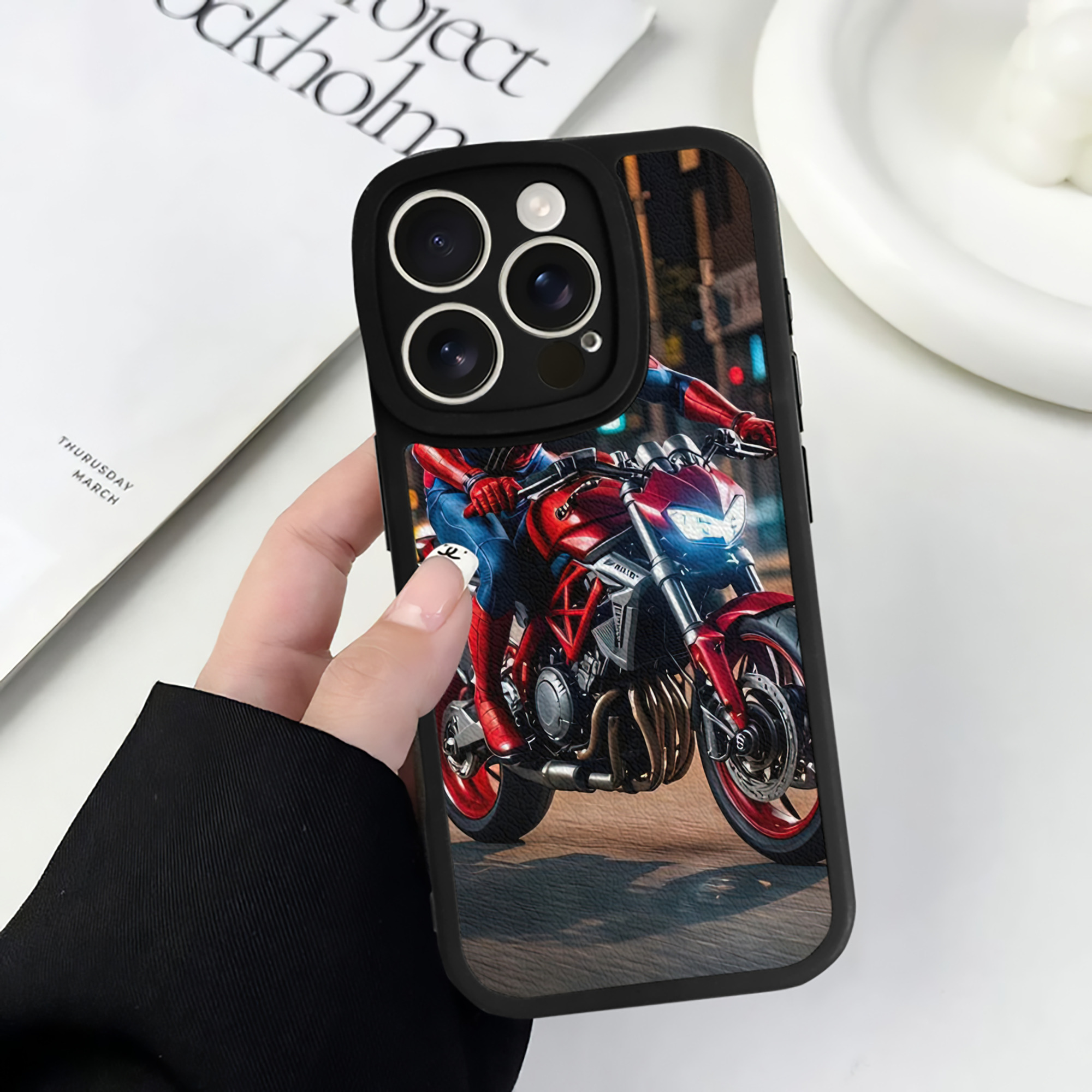 Spider Man スパイダーマン 【iPhone 16シリーズ対応】シリコンスマホケース（レザー調） 材質：シリコン